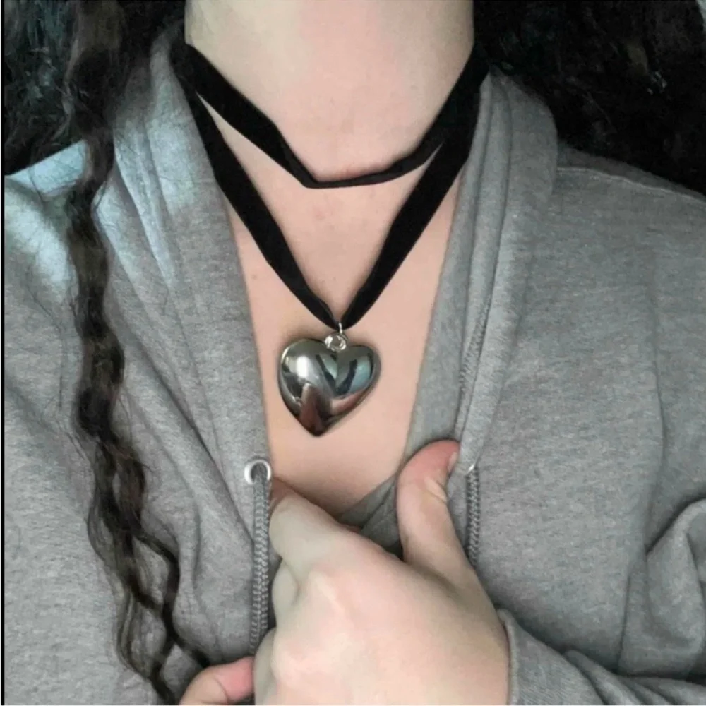 Y2K 90s Silver Heart Charm Velvet Choker Statement Necklace - Picture 6 of 7
